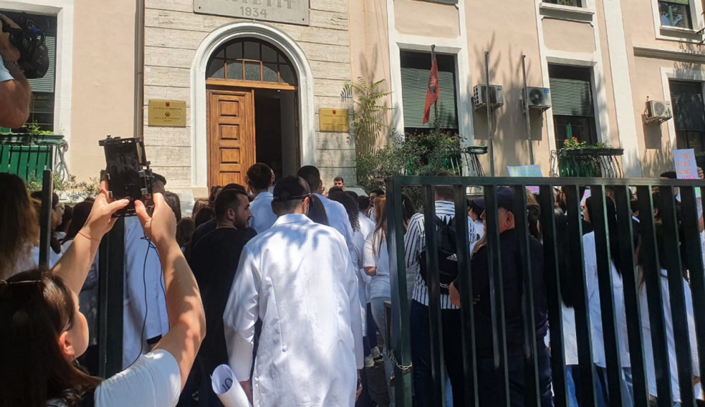 Studentet e mjekesise serish ne proteste, kunder punesimit me detyrim
